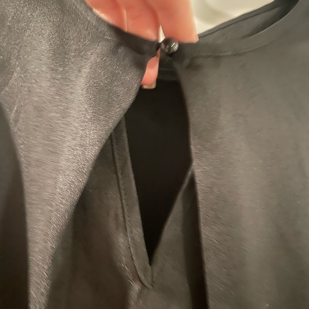 SHEIN Black Keyhole Sleeveless Blouse - Picture 2 of 4